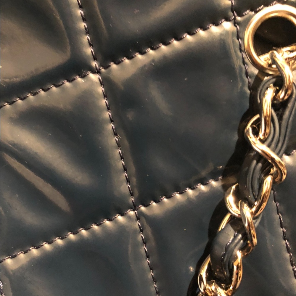 Authentic CHANEL patent quilted shoulder bag - Picture 2 of 14